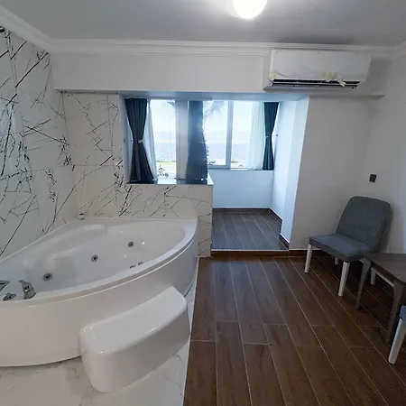 Mira Kuecuekyali * İzmir