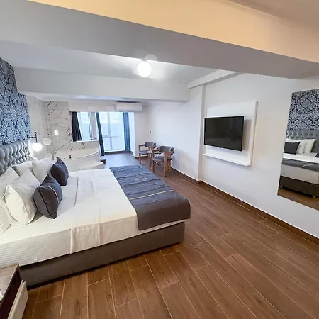 Mira Kuecuekyali מלון