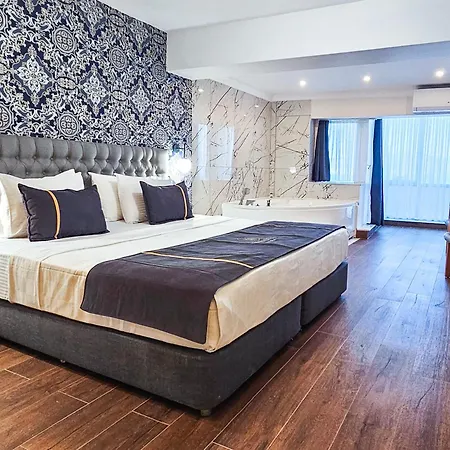 Mira Kuecuekyali * إزمير