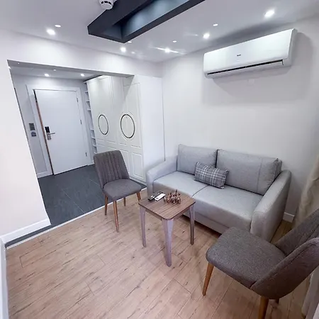 Mira Kuecuekyali * إزمير