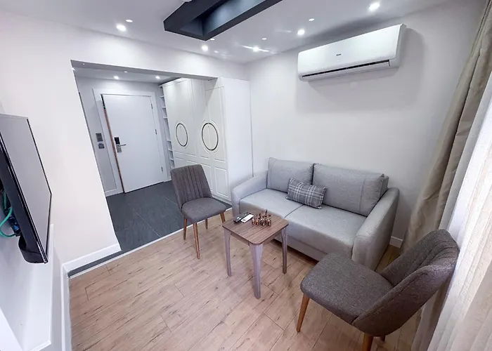 Mira Küçükyalı * Esmirna